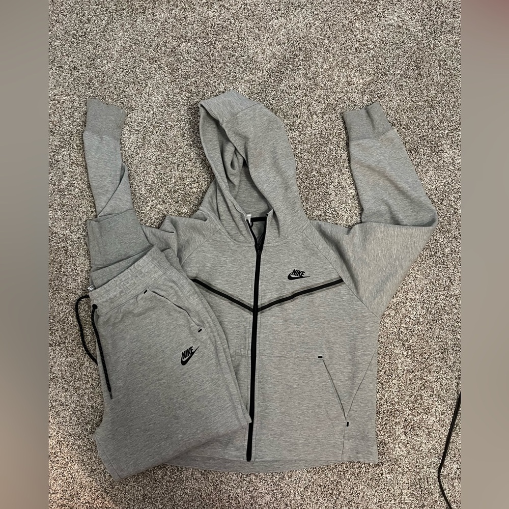 Women’s Nike tech Set